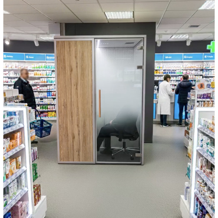 Cabine MediSpot texture bois dans pharmacie